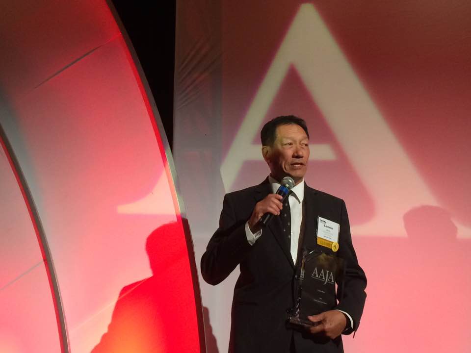 Lonnie Wong receiving the 2016 AAJA Lifetime Achievement Award.
